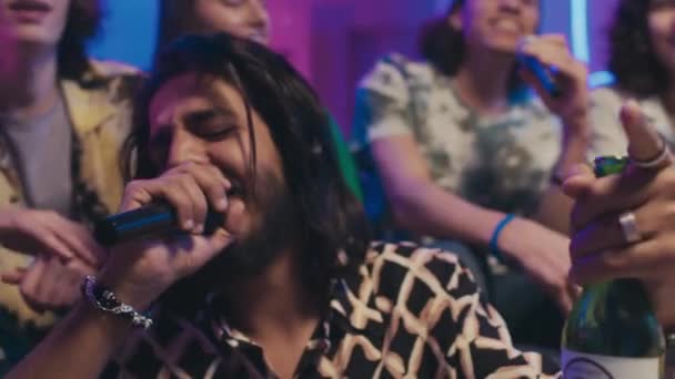 Genç Bir Arap Neon Işıklı Yurt Odasındaki Öğrenci Partisinde Mikrofona — Stok video
