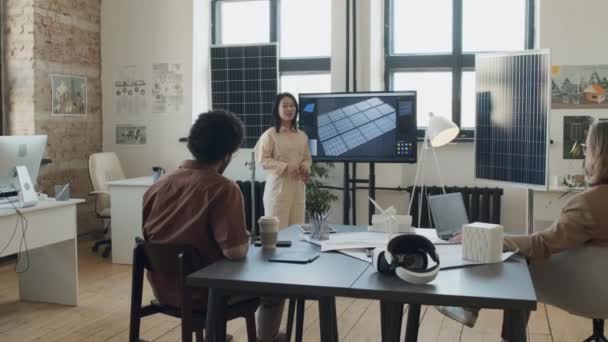 Yenilenebilir Enerji Girişimi Ofisindeki Multimedya Ekranının Önünde Duran Çinli Kadın — Stok video