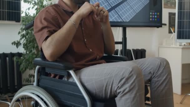 Středně Naklápěcí Snímek Mladého Biraciálního Mužského Inženýra Invalidním Vozíku Mluvícího — Stock video