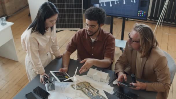 Masada Oturan Yenilenebilir Enerji Jeneratörleriyle Karbon Nötr Konut Projesini Tartışan — Stok video