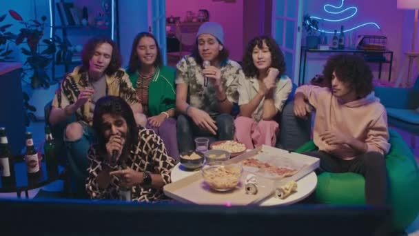 Mediana Toma Completa Jóvenes Amigos Multiétnicos Masculinos Femeninos Sentados Sofá — Vídeo de stock