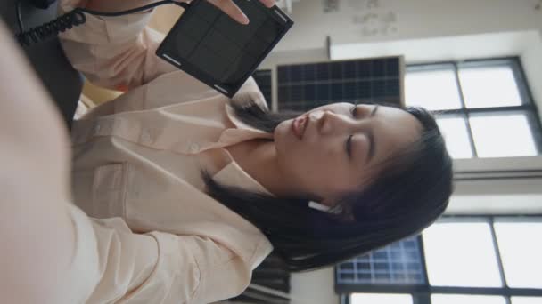 Genç Çinli Kadın Mühendisin Masada Otururken Akıllı Telefondaki Blog Için — Stok video