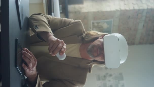 Kulaklıklı Orta Yaşlı Erkek Beyaz Ürün Tasarımcısının Çatı Katında Masasında — Stok video