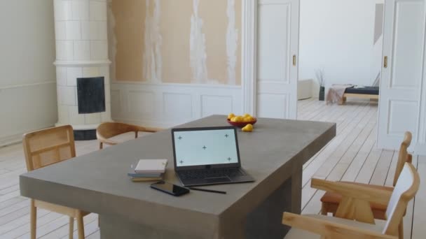 装有黄色梨碗的平底锅照片 装有空白白屏的笔记本电脑 智能手机和日记本 放在米色长方形桌子上 现代豪华家居客厅里有木制椅子 — 图库视频影像