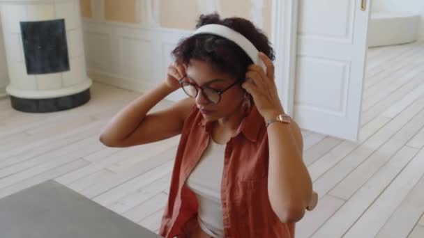 Μέτριο Κοντινό Πλάνο Τόξο Της Νεαρής Αφροαμερικανής Γυναίκας Γυαλιά Που — Αρχείο Βίντεο