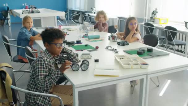 Teljes Felvétel Általános Iskolás Gyerekek Alkalmi Ruhát Asztalnál Műanyag Épület — Stock videók