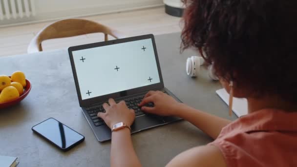베이지 테이블에 접시에 스마트 헤드폰 노트북에 비즈니스 여성의 클로즈업 템플릿 — 비디오