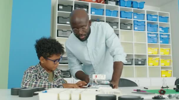 Mittlere Aufnahme Des Jährigen Lockigen Afroamerikanischen Jungen Mit Brille Und — Stockvideo