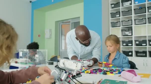 Okul Sonrası Hobi Kulübündeki Plastik Bloklardan Robotlar Yapan Çocukların Orta — Stok video
