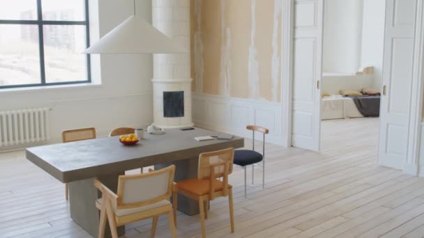 Modern Evdeki Son Moda Minimalist Beyaz Bej Tasarımlı Oturma Odasının — Stok video