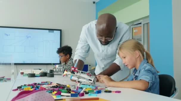 Yaşındaki Beyaz Bir Kız Çocuğunun Okul Sonrası Masada Oturup Plastik — Stok video