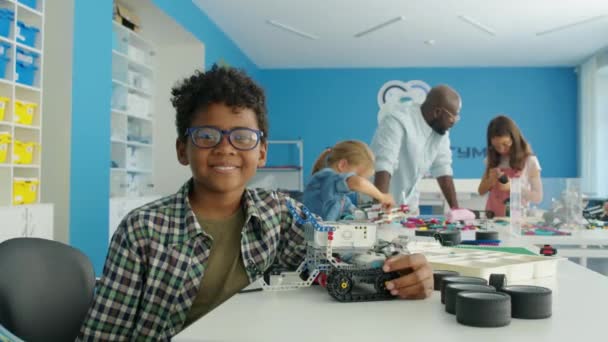 Yaşında Keyifli Gülümseyen Afro Amerikan Bir Çocuğun Robot Kulübünde Oturmuş — Stok video
