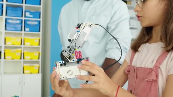 Elektrikli Robotun Bir Parçasını Elinde Tutarak Onu Izleyen Montajı Için — Stok video