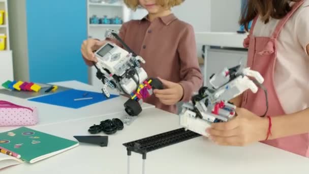 Medium Tilt Skud Unge Kaukasiske Børn Samle Robot Modeller Med – Stock-video