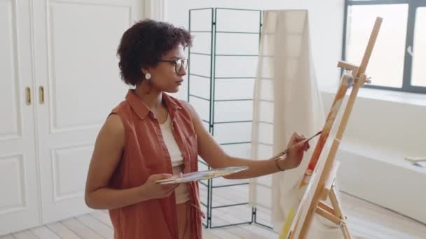 아파트 워크샵 팔레트와 브러쉬를 캔버스에 Easel 여자의 — 비디오