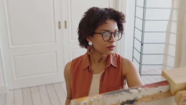 Mellkas Nagy Szög Lövés Fiatal Afro Amerikai Női Művész Szemüvegben — Stock videók