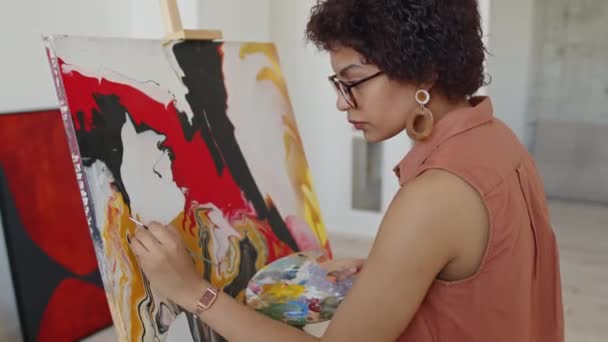 어두운 피부와 머리를 다인종 여성의 집에서 Easel 팔레트를 그림에 마무리 — 비디오
