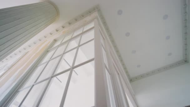 Низкоугольный Снимок Высокого Потолка Роскошной Дизайнерской Квартире Белым Пилларом Лепниной — стоковое видео