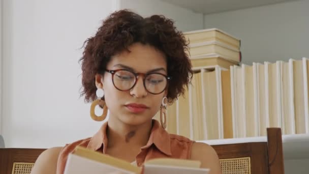 Primer Plano Cara Joven Hermosa Mujer Birracial Afroamericana Gafas Con — Vídeos de Stock