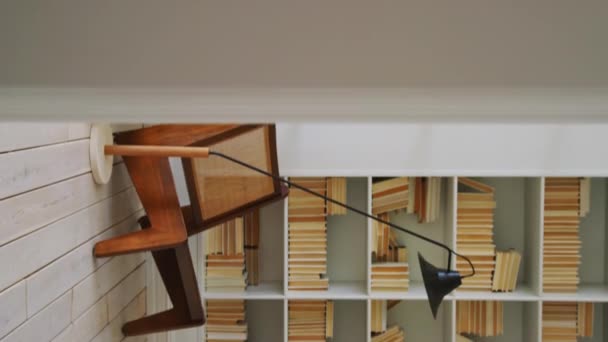 Вертикальный Снимок Высокого Книжного Шкафа Трехмерного Деревянного Кресла Диктофона Ретро — стоковое видео