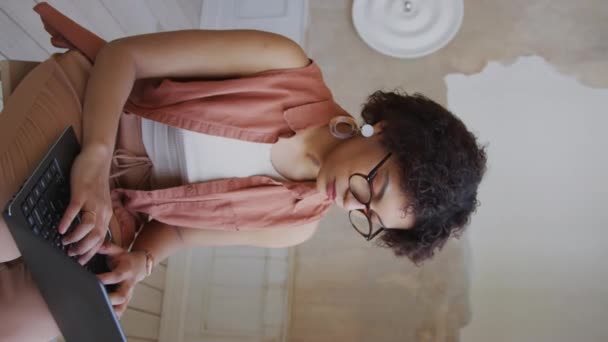Orta Boy Kahverengi Dalgalı Saçlı Gözlüklü Evdeki Taburede Oturan Boş — Stok video