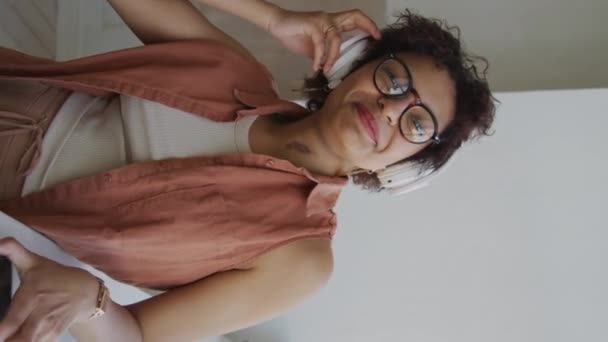 Średni Pionowy Portret Młodej Birasowej Kobiety Krótkimi Kręconymi Włosami Okularami — Wideo stockowe