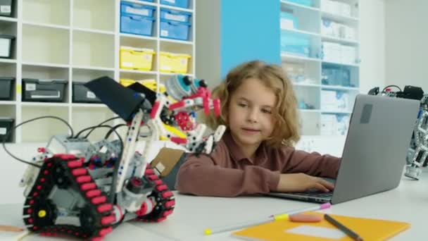 Yaşındaki Beyaz Bir Çocuğun Okuldan Sonra Masada Oturup Elektrikli Robot — Stok video