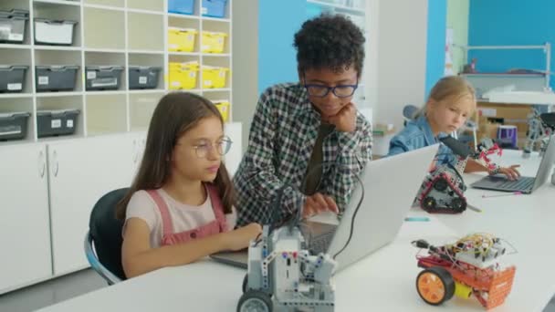 Střední Pomalý Záběr Devítileté Bělošky Nerdy Černocha Brýlích Spolupracující Počítačovém — Stock video