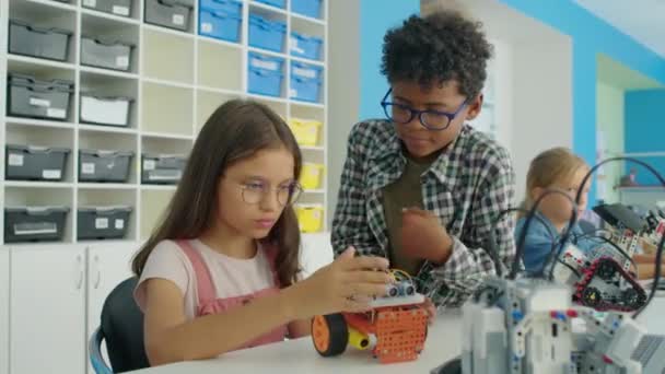 Orta Boy Beyaz Gözlüklü Kız Inek Afrikalı Amerikalı Çocuğun Robot — Stok video