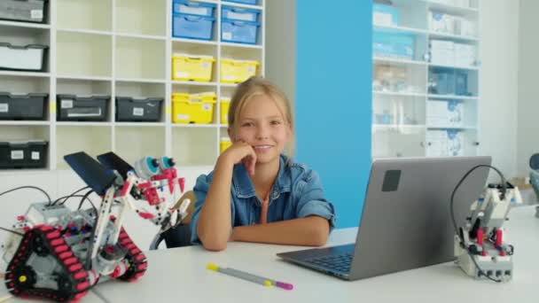 Mittlere Porträtaufnahme Eines Glücklichen Jungen Blonden Kaukasischen Mädchens Lässigem Jeanshemd — Stockvideo