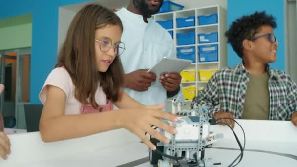 Okul Sonrası Teknoloji Kulübünde Programlanabilir Elektrikli Robotlarla Oynayan Bir Grup — Stok video