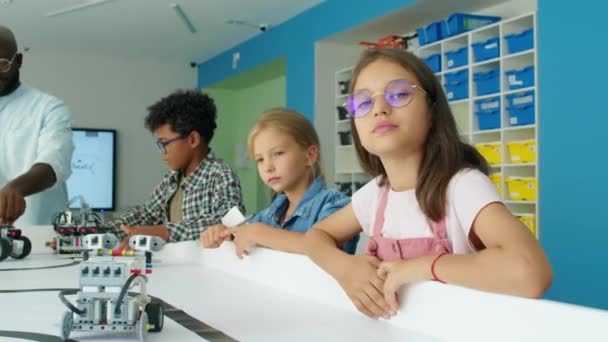 Sınıf Arkadaşları Öğretmenleri Elektrikli Robot Modeller Kullanırken Gençlik Robotları Kulübünün — Stok video