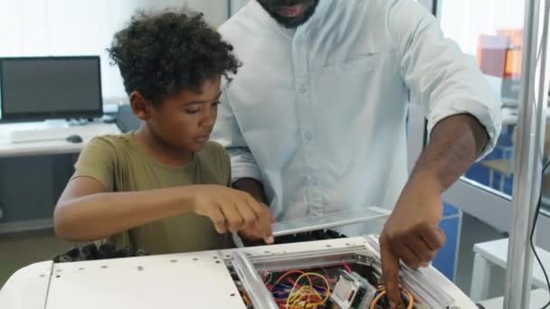 Fotografía Basculante Primer Plano Maestro Afroamericano Niño Pequeño Estudiando Circuitos — Vídeo de stock