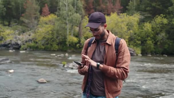Nehir Kenarındaki Ormanda Cep Telefonu Sinyalini Bulmaya Çalışan Melez Turistin — Stok video