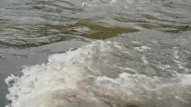 Hiçbir insan nehrin akışına yaklaşamaz.