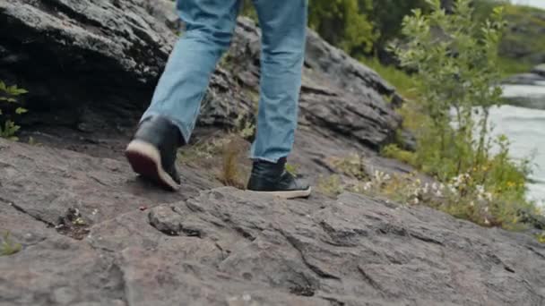 Наклонный Снимок Молодого Туриста Рюкзаком Проходящего Мимо Взбирающегося Холм — стоковое видео