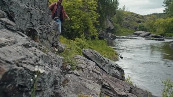 Наклонный Снимок Молодого Туриста Идущего Краю Скалы Исчезающего Места Преступления — стоковое видео