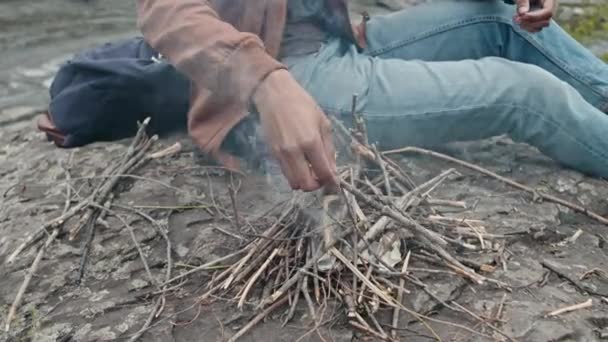 Средний План Неузнаваемого Туриста Разжигающего Огонь Лесу — стоковое видео