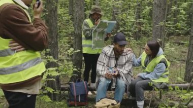 Genç erkek çift ırklı turistin hikayesini genç bayana anlatırken görüntüyü büyüt.