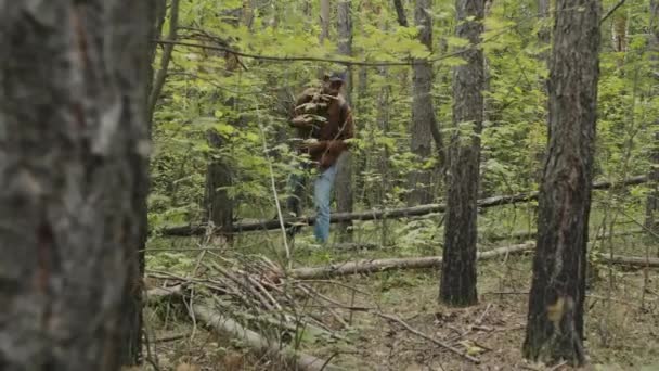 全速前进的年轻男性观光客带着森林生火 — 图库视频影像