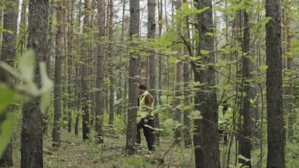 Повний Знімок Кавказької Рятувальної Команди Кислотних Зелених Жилетах Рятуючи Молодого — стокове відео