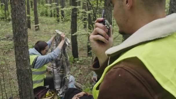 Нахилений Знімок Кавказької Рятувальної Команди Зігріває Дає Воду Молодому Чоловікові — стокове відео