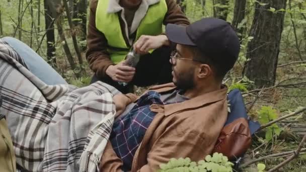 Tilt Shot Young Male Caucasian Rescuer Acid Green Vest Giving — Vídeo de stock