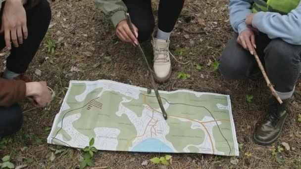 专业救援队在地图上讨论救援计划 在白天在森林中寻找失踪游客的特写 — 图库视频影像