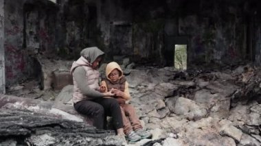 Sinirsel ağ, yıkılmış evlerinin yıkıntıları üzerinde oturan iki küçük evsiz kızın görüntüsünü oluşturdu.