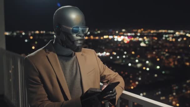 Generierte Aufnahme Eines Humanoiden Roboters Der Spät Der Nacht Auf — Stockvideo