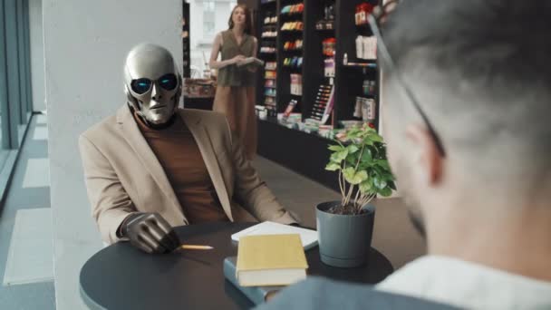 Genererade Slowmo Skott Humanoid Robot Och Hans Affärspartner Sitter Vid — Stockvideo