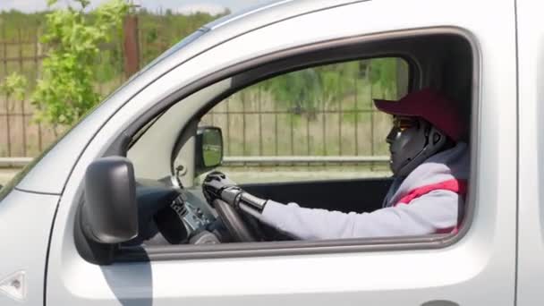 Nöral Yaz Günü Kapüşonlu Kırmızı Ceketli Şapkalı Bir Minibüs Kullanan — Stok video
