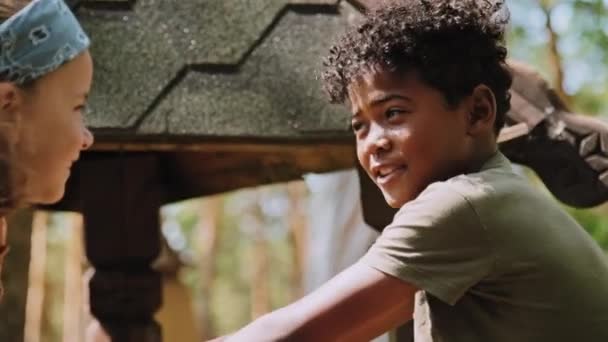 Ilköğretim Çağındaki Çocuğun Birbirleriyle Konuştuğu Gündüz Vakti Parkta Gülüştükleri Orta — Stok video