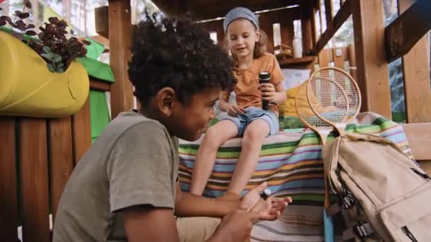 Kafkas Ilköğretim Çağındaki Çocuğun Elinde Fenerle Korkunç Bir Hikaye Anlattığı — Stok video